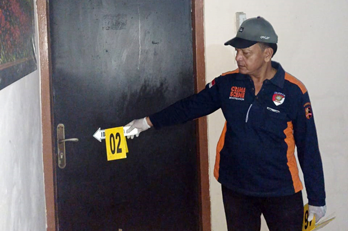 OLAH TKP: Kepolisian mengidentifikasi lokasi pembunuhan di Rumah Kotsku Fadhila blok D belum lama ini.