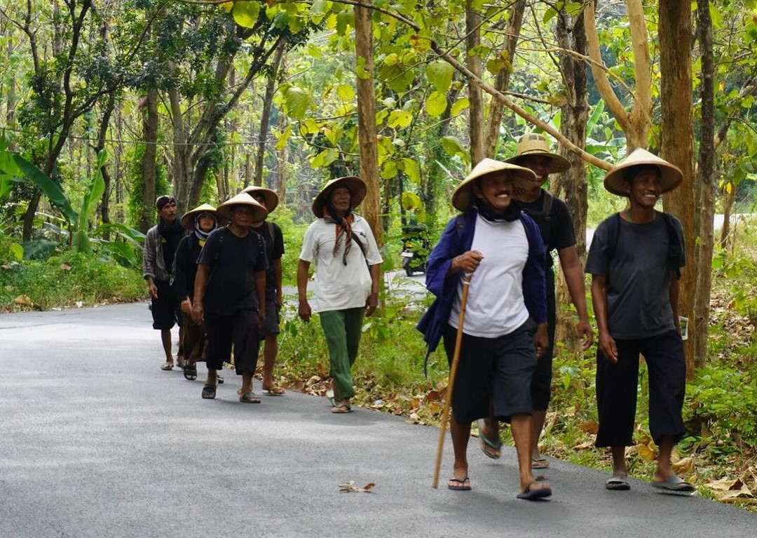 KUAT: Sedulur sikep dari Pati dan Kudus jalan kaki menuju Ploso Kediren, Randublatung Blora. Foto: PENDOPO PENGAYOMAN UNTUK RADAR KUDUS