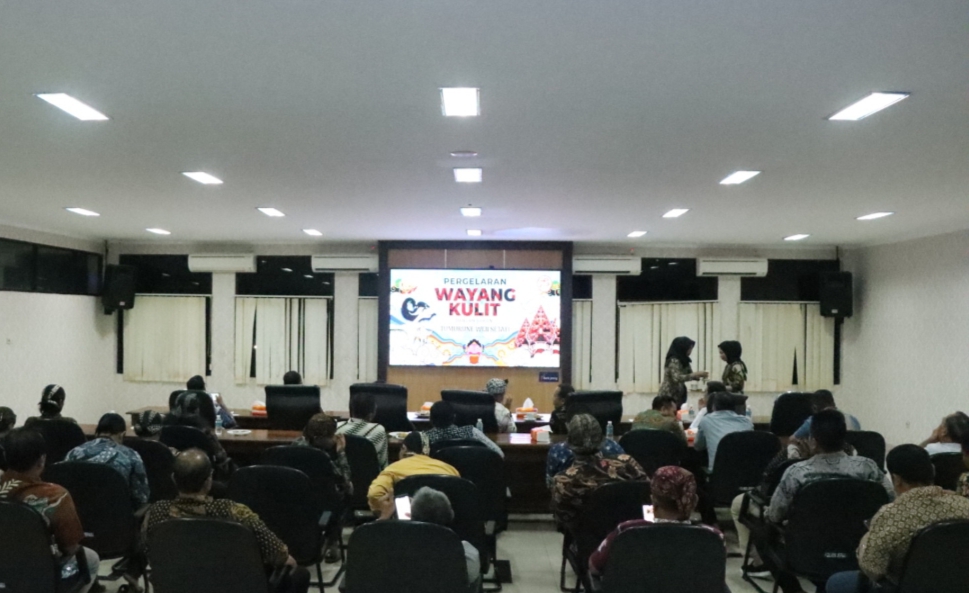 NOBAR: Polres Jepara menggelar nonton bareng pagelaran wayang kulit persembahan Mabes Polri dengan lakon