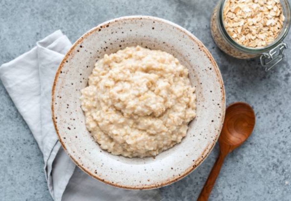Oats yang telah diolah menjadi sereal bubur untuk dikonsumsi. Foto: istockphoto.com