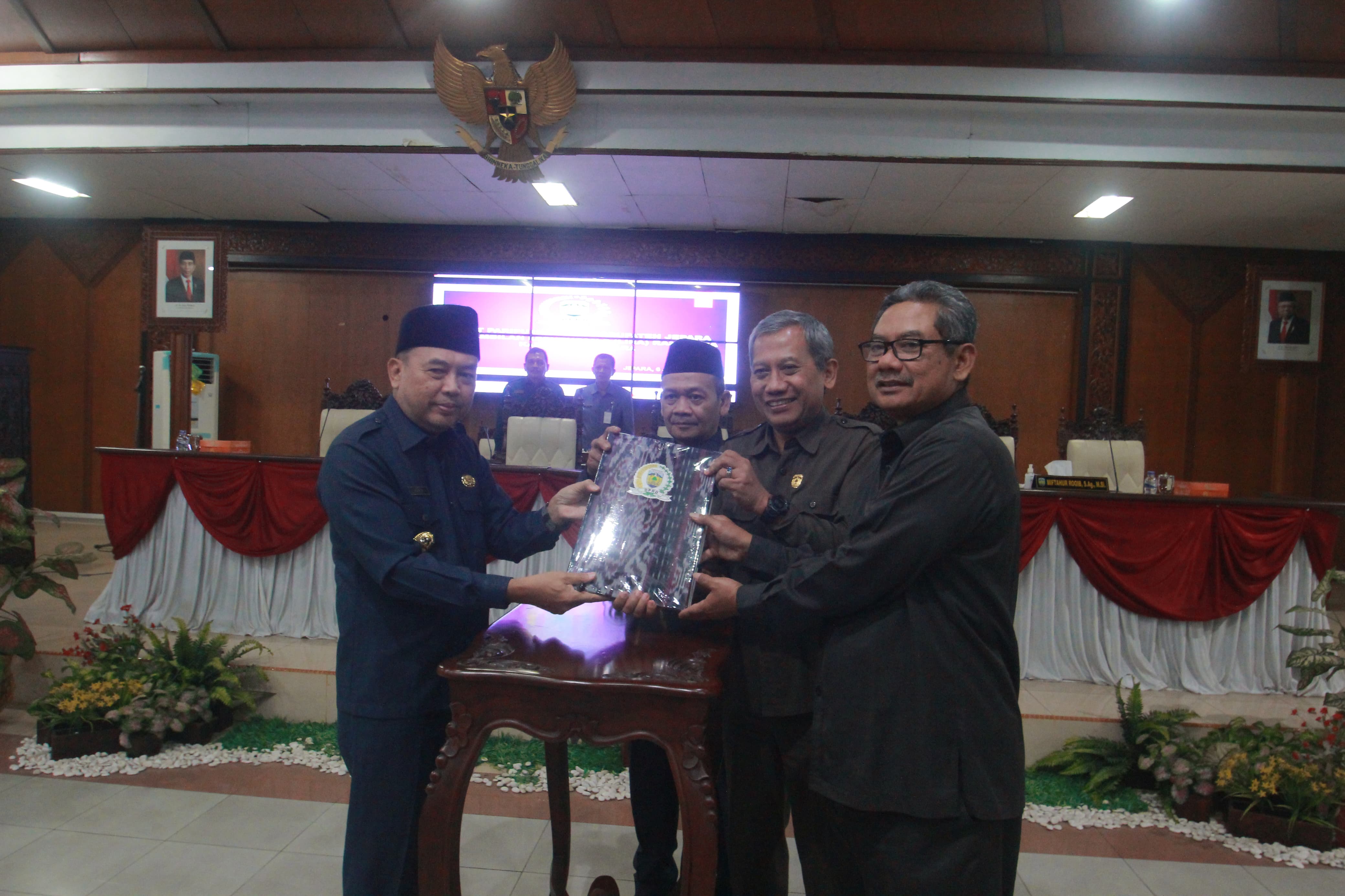 SAH: Pimpinan DPRD Jepara menyerahkan berkas persetujuan atas 5 Ranperda yang sebelumnya diusulkan Pemkab Jepara. Foto: MOH. NUR SYAHRI MUHARROM/RADAR KUDUS