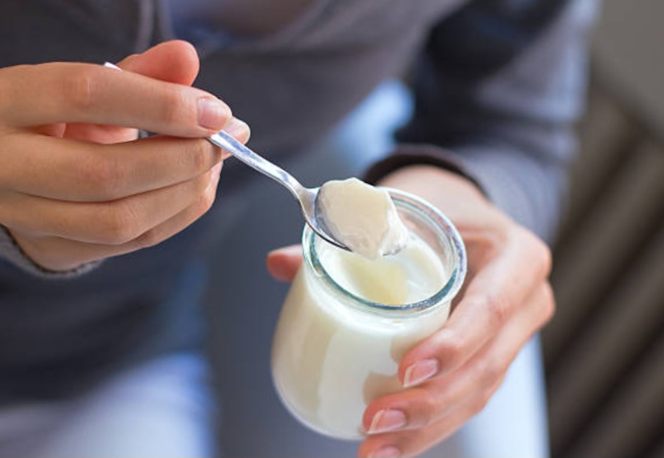 Ilustrasi yoghurt yang akan dikonsumsi. Foto: istockphoto
