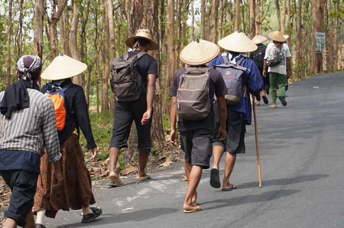 KUAT: Sedulur sikep dari Pati dan Kudus jalan kaki menuju Ploso Kediren, Randublatung Blora.