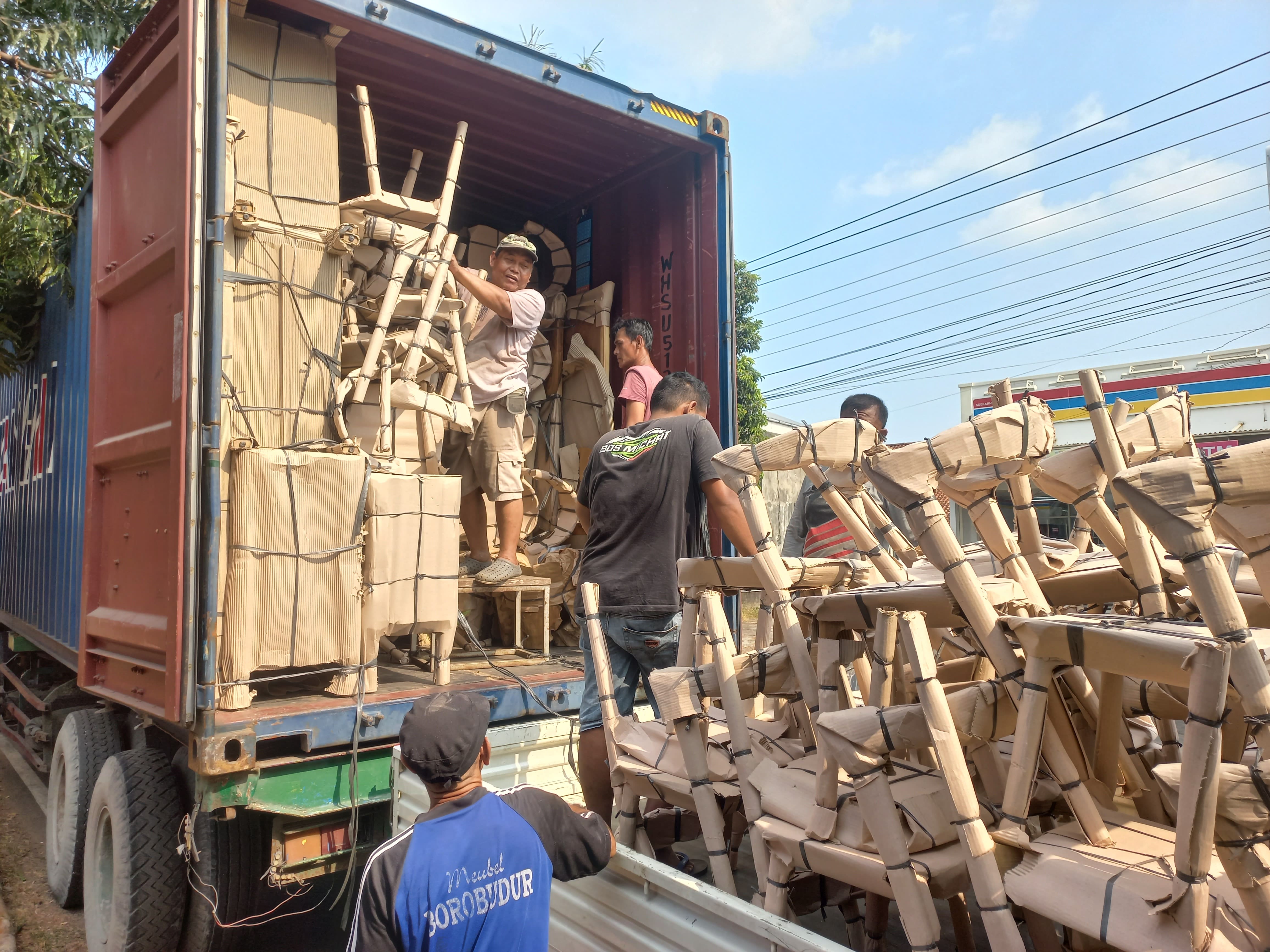SIAP KIRIM: Proses muat mebel dari showroom di wilayah Kecamatan Tahunan yang akan dikirimkan ke Amerika Tengah. Foto: FIKRI THOHARUDIN/RADAR KUDUS 