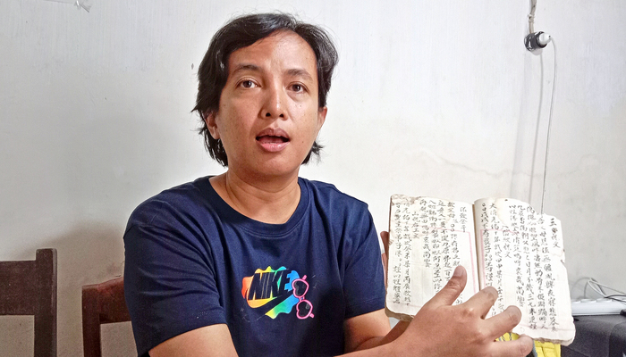 SEJARAH: Peneliti Sejarah Tionghoa di Museum Nyah Lasem Agni Malagina menunjukkan Teks berbahasa Tionghoa di Museum Nyah Lasem, Rembang.