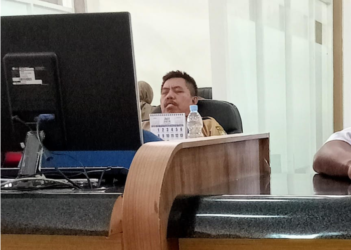 TIDUR: Potret oknum ASN Dindukcapil Blora saat tidur di jam pelayanan baru-baru ini.