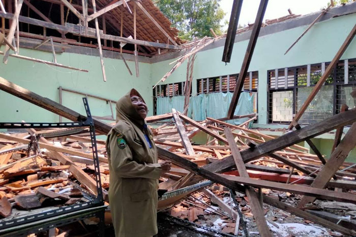 PERBAIKAN: Kondisi atap SMP Negeri 2 Kedungtuban yang ambrol dan berbahaya mendapat perbaikan dinas tahun ini.