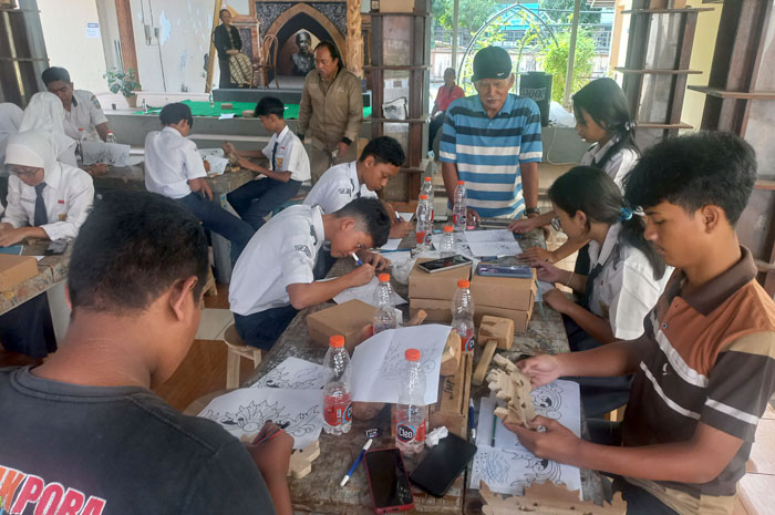 SEMANGAT: Para pelajar SMP di Kabupaten Jepara antusias saat ikuti pelatihan ukir yang diselenggarakan di Museum RA Kartini baru-baru ini untuk mengisi waktu libur.