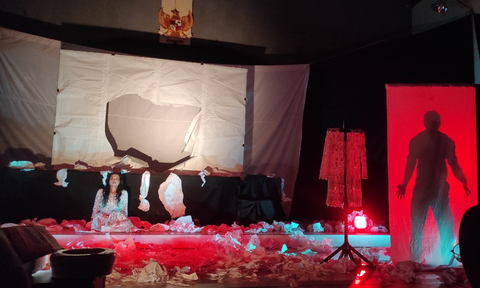 BERPELUANG: Salah satu kelompok teater di Pati mementaskan lakon tentang tradisi pesisir di Gedung Pemberdayaan Masyarakat Desa Plangitan, Pati, belum lama ini.