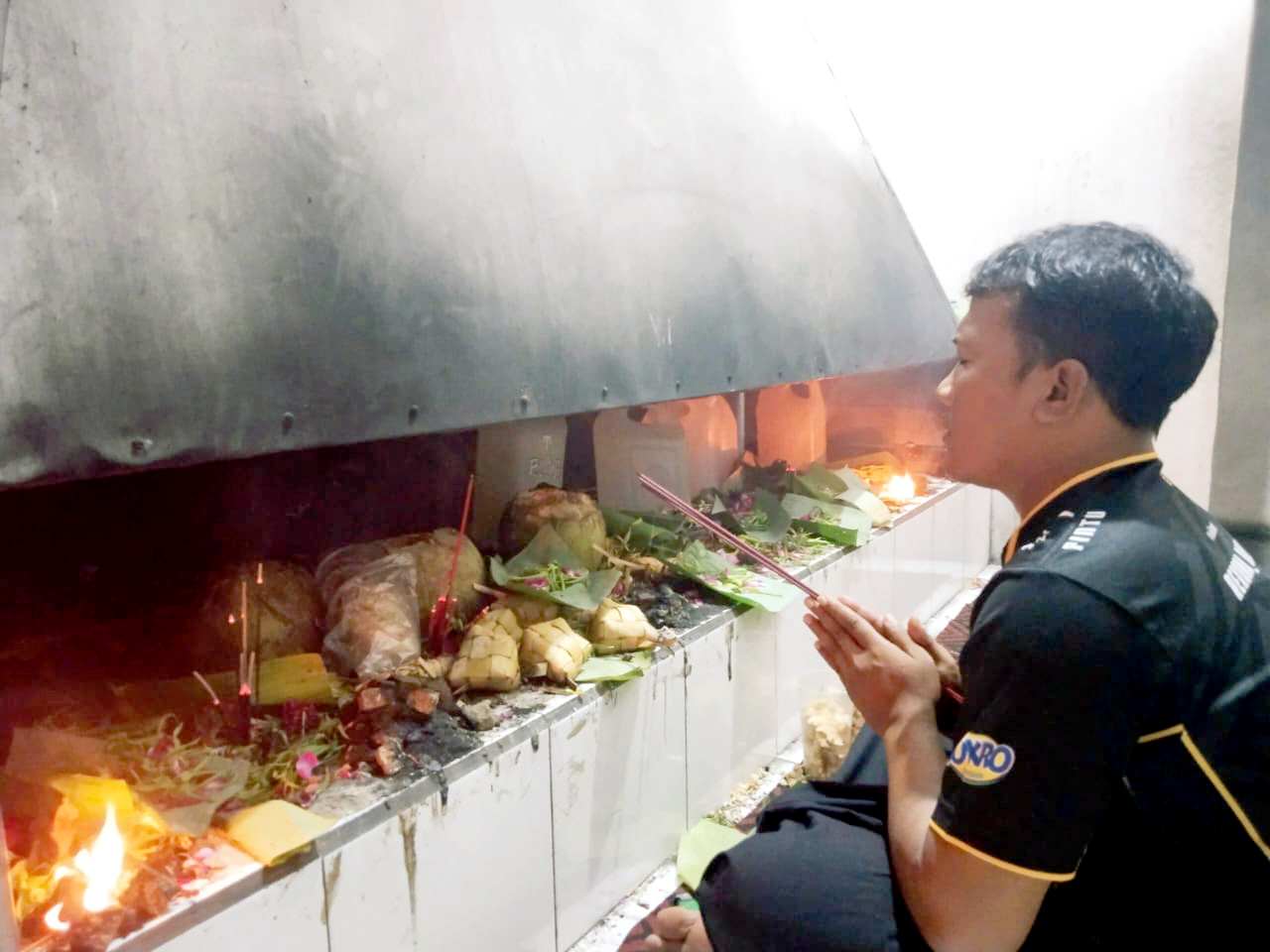 Pertapa menjalankan ritual Satu Suro di Pertapaan Eyang Sakri Desa Rahtawu, Kecamatan Gebog, Kudus kemarin.