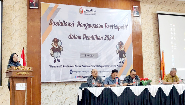 BERIKAN IMBAUAN: Ketua Bawasalu Grobogan Fitria Nitawitanti memberikan sambutan dalam sosialisasi pengawas partisipatif di Grand Master Hotel Purwodadi pada Senin (8/7).