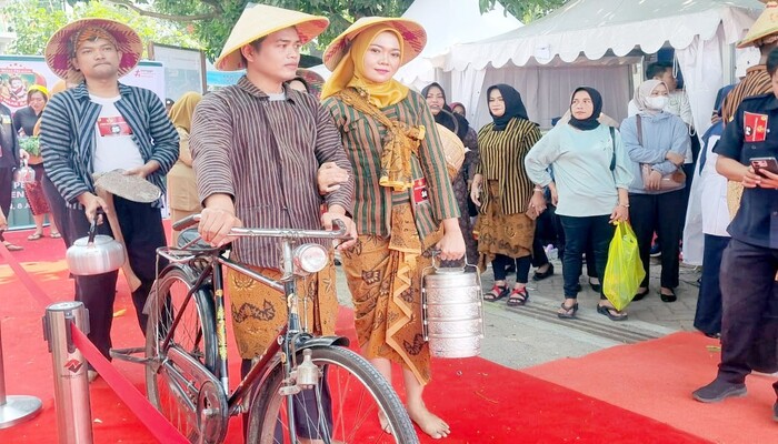 LENGGAK-LENGGOK : Perwakilan pegawai Sekwan DPRD Grobogan mengikuti lomba peragaan busana petani di lomba street style fashion photography di halaman dinas pertanian setempat