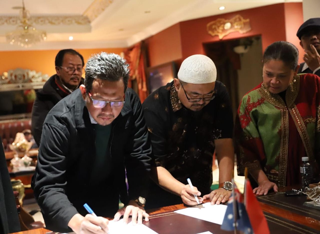 SINERGI: Rektor IAIN Kudus Prof Abdurrahman Kasdi menandatangani kerjasama IDN Australia University of Western Australia (UWA) pada Sabtu (6/7). Foto: IAIN Kudus