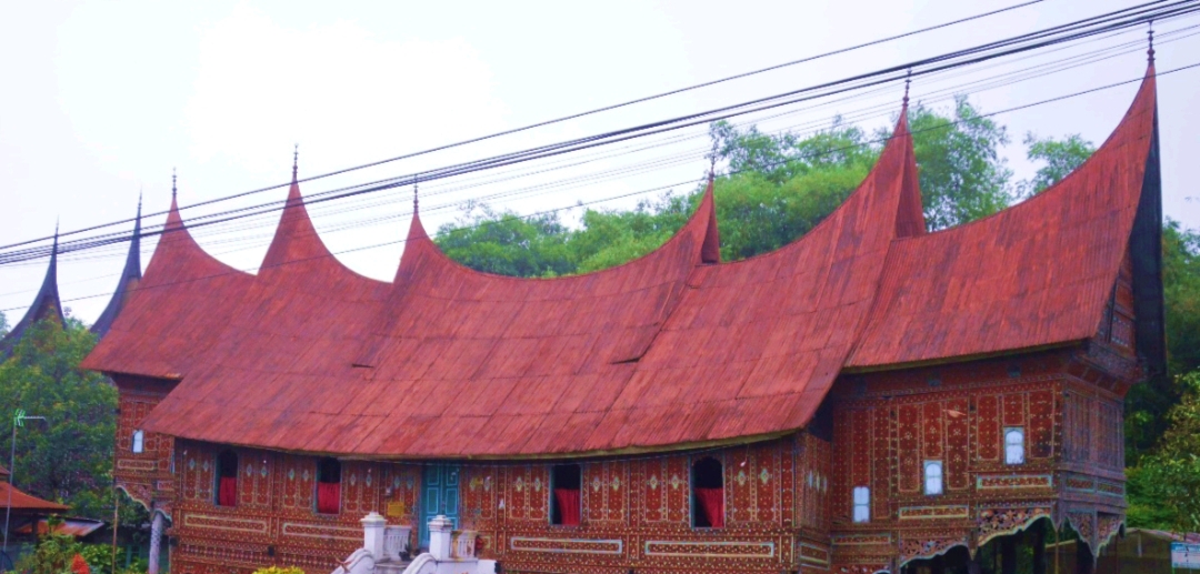 Rumah adat suku Minangkabau.