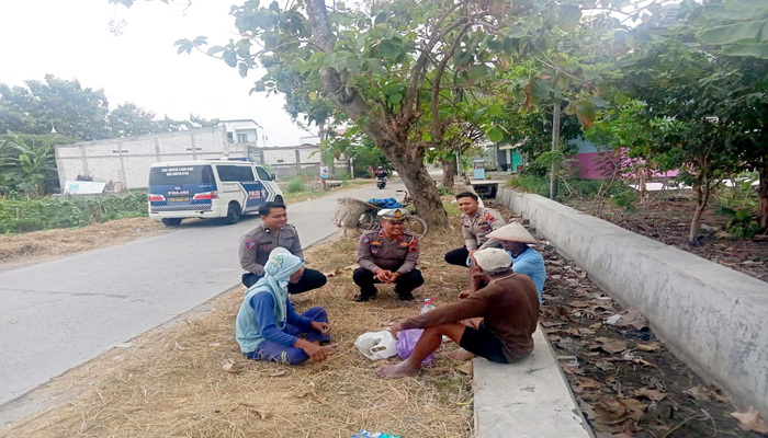 SOSIALISASI: Satlantas Polres Grobogan saat sosialisasi tertib berlalu lintas di sekitar Kota Purwodadi.