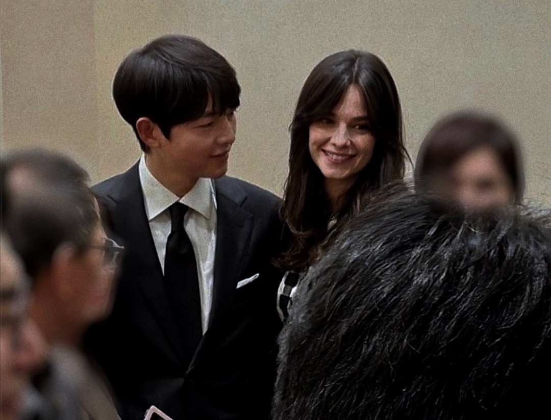 Song Joong ki dan Katy Louise saat tertangkap kamera tanpa masker. foto: x