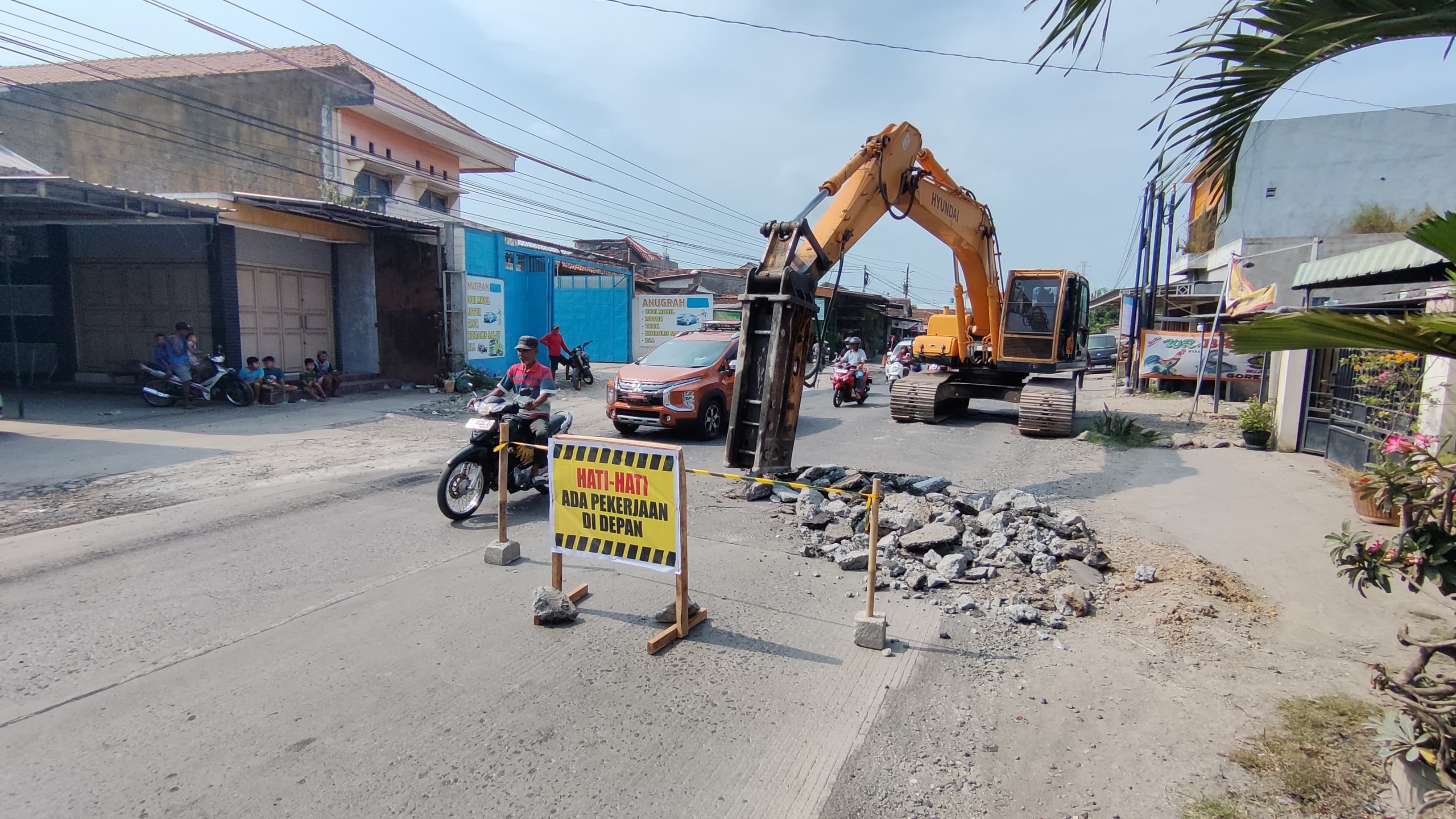 DIBENAHI: Alat berat diterunjakan untuk rehabilitasi di jalan Kudus-Purwodadi kemarin.