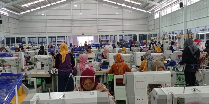 TELITI: Tenaga kerja perempuan di sebuah perusahaan di Pati sedang merampungkan pekerjaan.