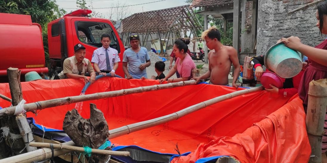 DIBANTU: Warga Desa Tambahagung, Tambakromo berebut bantuan air bersih di desanya kemarin.