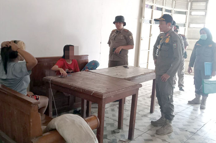 DITERTIBKAN: Petugas Satpol PP Rembang meminta keterangan PK di duga dibawah umur saat razia di warkop Jalan Rembang-Blora Senin sore.