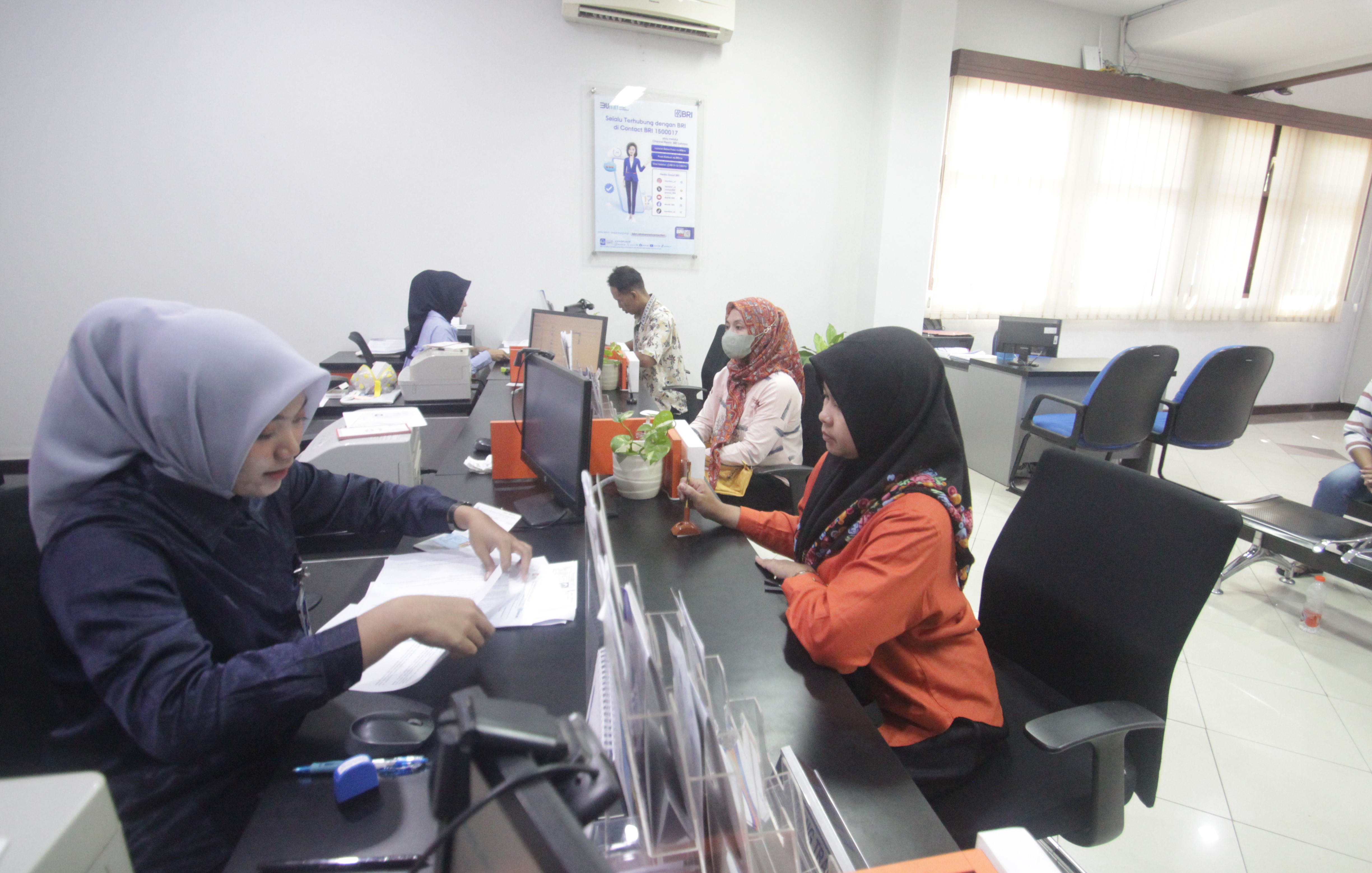 DIKEBUT: Petugas Bank BRI Jepara melayani pencairan dana nasabah Bank Jepara Artha. Foto: MOH. NUR SYAHRI MUHARROM/RADAR KUDUS