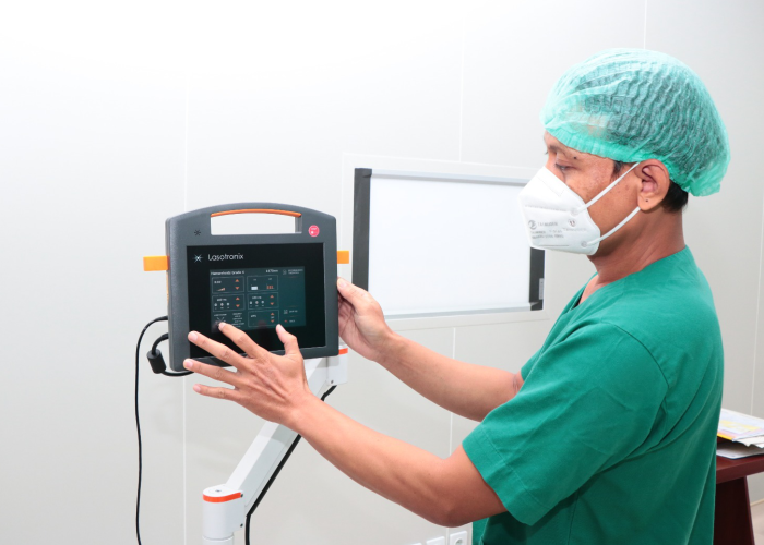CANGGIH: Dokter RSUD dr. Loekmono Hadi Kudus memperlihatkan alat terbaru Laser Hemorhoidoplasty untuk mengobati wasir.