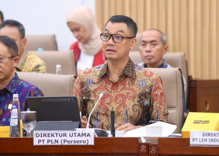 Direktur Utama PLN Darmawan Prasodjo (kanan) menyampaikan, PLN bersama dengan Pemerintah berkomitmen penuh untuk mewujudkan pemerataan listrik hingga ke seluruh pelosok tanah air.
