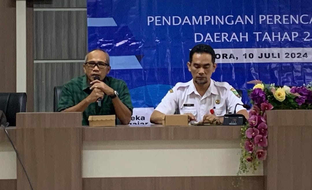 FOKUS: Plh. Kepala Dinas Pendidikan Irfan Agustian Iswandaru (kanan) saat memberikan sambutan saat pendampingan perencanaan tahap II oleh Balai Besar Penjaminan Mutu Pendidikan (BBPMP) Jateng.