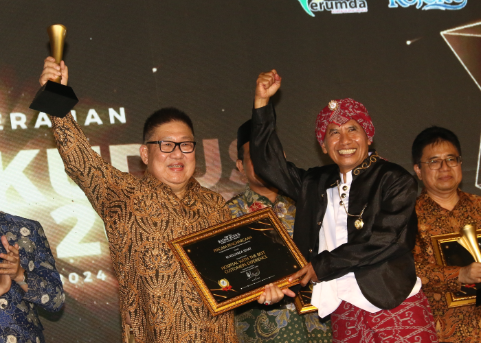 TERIMA PENGHARGAAN: Direktur KSH Pati, dr. Kelvin Kurniawan, M. Kes menerima penghargaan Radar Kudus Award 2024 baru-baru ini.