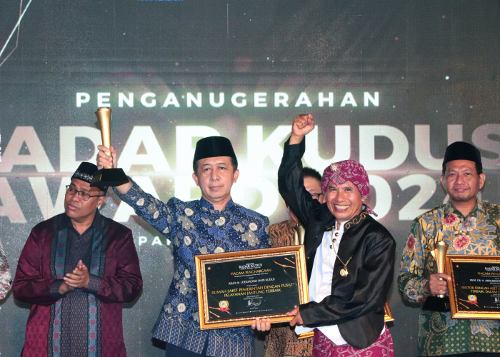 PRESTASI: Direktur RSUD dr. Loekmono Hadi Kudus (kiri) menerima penghargaan Radar Kudus Award diserahkan langsung Direktur Jawa Pos Radar Kudus Baehaqi baru-baru-baru ini.