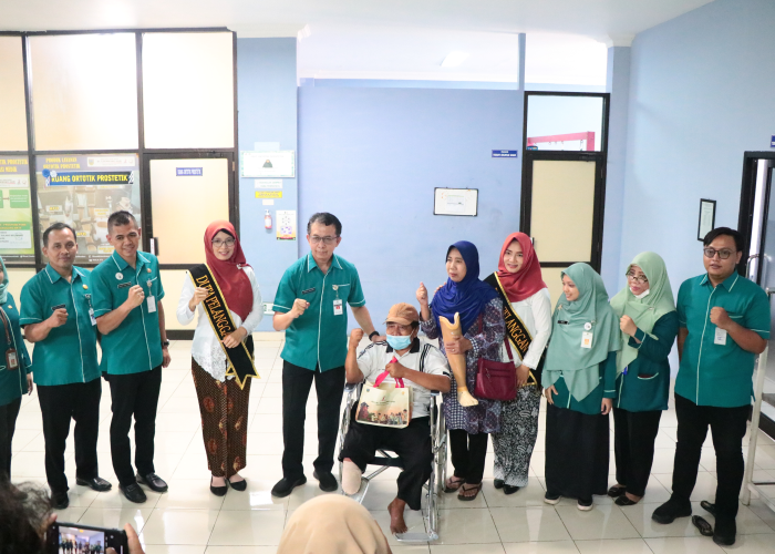 BERSAMA PASIEN: Direktur RSUD dr. Loekmono Hadi Kudus (tengah) bersama jajarannya menyapa pasien. Memberikan layanan terbaik.