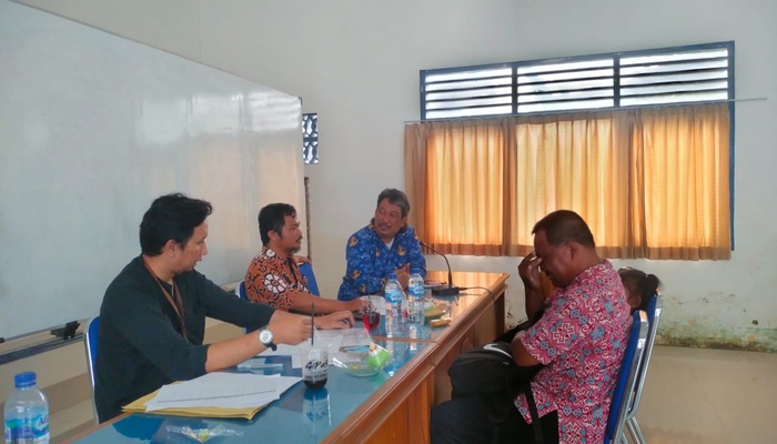 SELEKSI: Sejumlah warga saat mengikuti seleksi transmigran di Disnakertrans