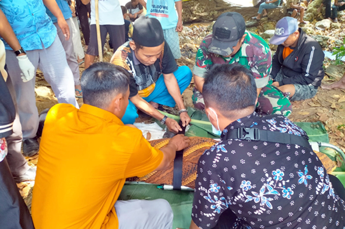 TAK BERNYAWA: Evakuasi korban tenggelam di&nbsp; Sungai Kedawung Desa Larangan, Tambakromo, Kamis (11/7) siang.