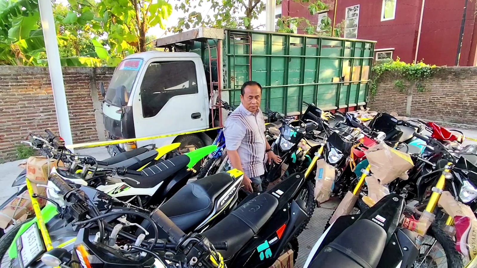 DIAMANKAN: Kepolisian mengecek kendaraan yang diduga bodong di wilayah Kecamatan Tlogowungu, Jumat (12/7).