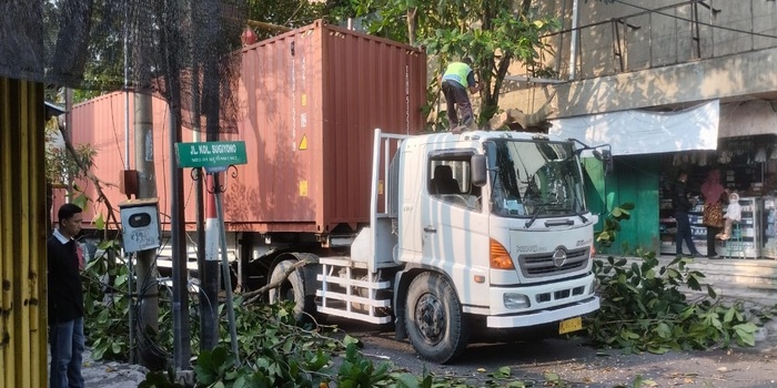 MELINTAS: Sejumlah truk tronton saat melintas di sepanjang Kota Purwodadi.