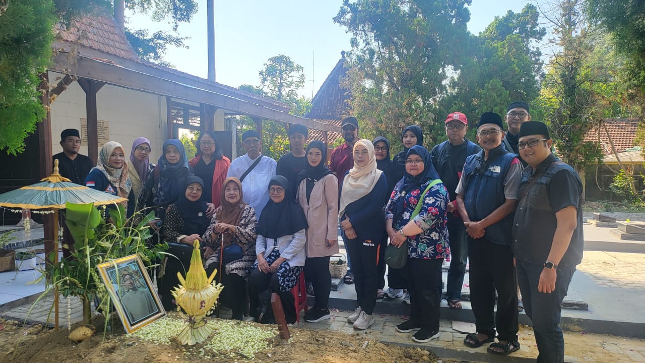 Pemakaman Cicit RA Kartini di Bulu, Rembang (12/7). Foto: Dokumentasi Keluarga