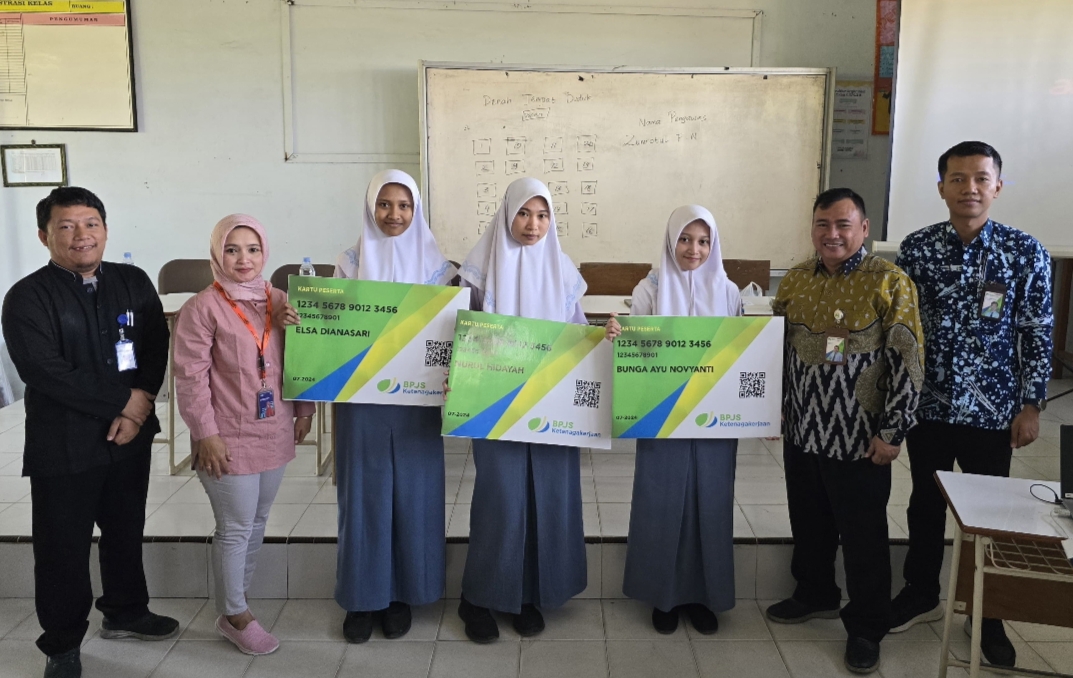 BERI PERLINDUNGAN : Badan Penyelenggara Jaminan Sosial (BPJS) Ketenagakerjaan atau BPJamsostek memberikan perlindungan sosial kepada 428 siswa SMK Negeri 2 Blora.