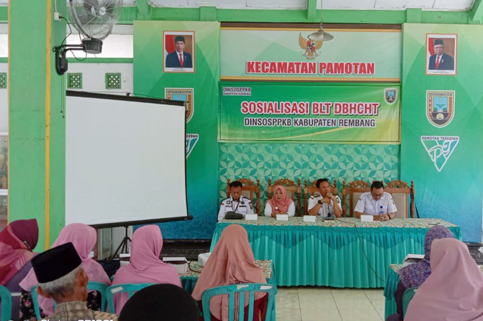 SOSIALISASI: Dinsos PPKB Rembang terus gencarkan sosialisasi BLT DBHCHT di kecamatan-kecamatan sasaran.