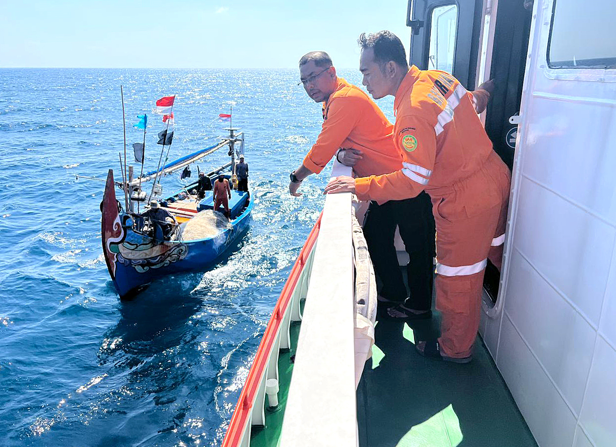 PENCARIAN DIJEDA: Tim SAR gabungan saat proses operasi pencarian ABK KM Soneta yang tenggelam di Perairan Karimunjawa kemarin (12/7).