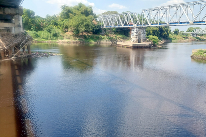 PENCEMARAN: Kondisi Sungai Bengawan Solo ketika surut dan warna air merah kehitaman.