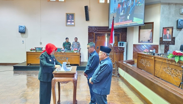 DISAHKAN: Bupati Grobogan Sri Sumarni bersama Ketua DPRD Grobogan Agus Siswanto dan Wakil Ketua Sugeng Prasetyo menandatangan persetujuan bersama Raperda RPJPD Grobogan tahun 2025-2045.