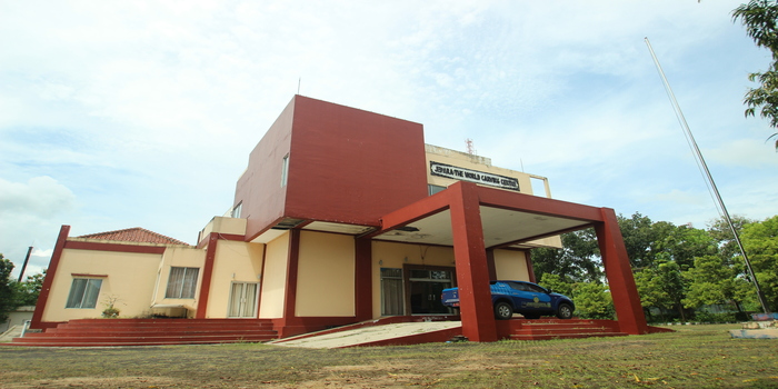 SEPI: Kendaraan terparkir di halaman gedung Jepara Trade and Topurism Center (JTTC) Pecangaan.