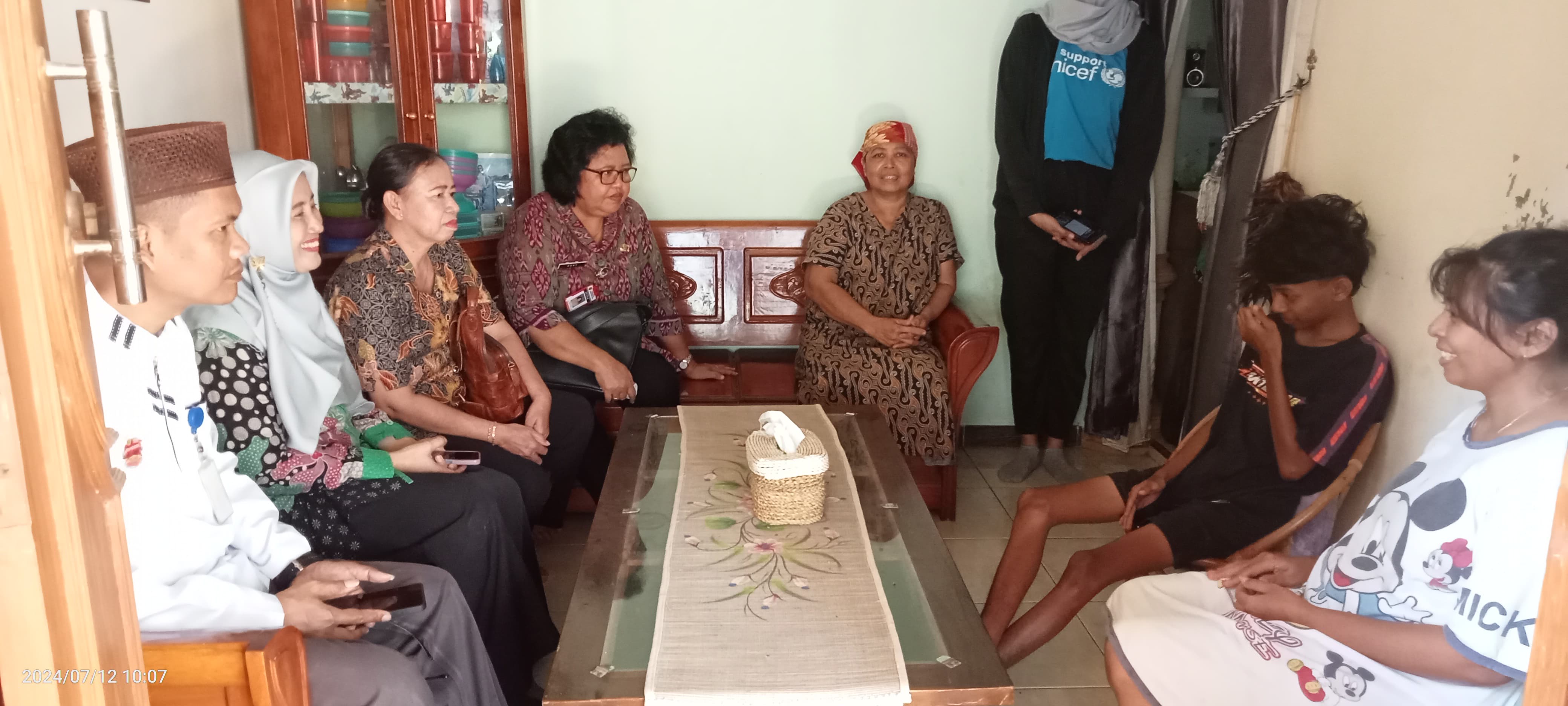 TURUN GUNUNG : Tim dari Bapperida Kabupaten Pati saat melakukan kunjungan ke sejumlah keluarga yang terdapat anak tidak sekolah di wilayah Gabus, Tambakromo, dan Margoyoso.