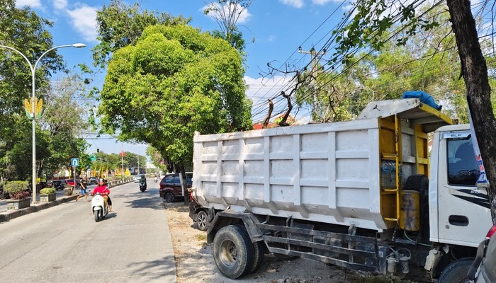 SITA BB: Sebuah truk diparkir di depan Mapolres Grobogan yang diduga sebagai barang bukti penambangan galian C tidak berizin di Desa Putatsari, Kecamatan Grobogan.