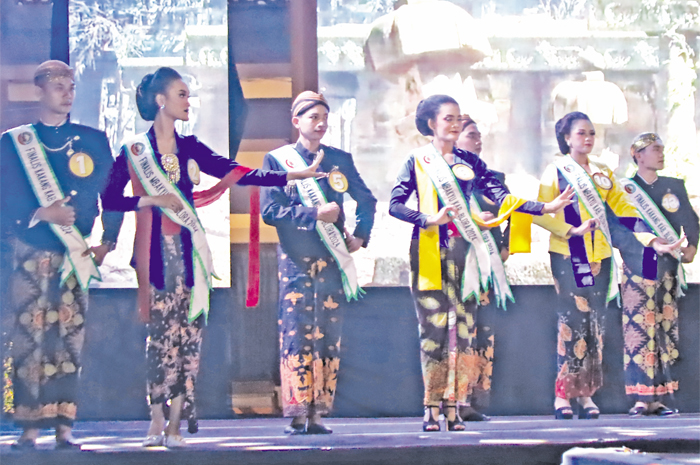 TAMPILKAN YANG TERBAIK: Para finalis Duta Wisata Kabupaten Blora lenggak-lenggok di atas panggung dalam ajang grand final Kakang-Mbakyu Duta Wisata Blora Tahun ini Jumat (12/7).