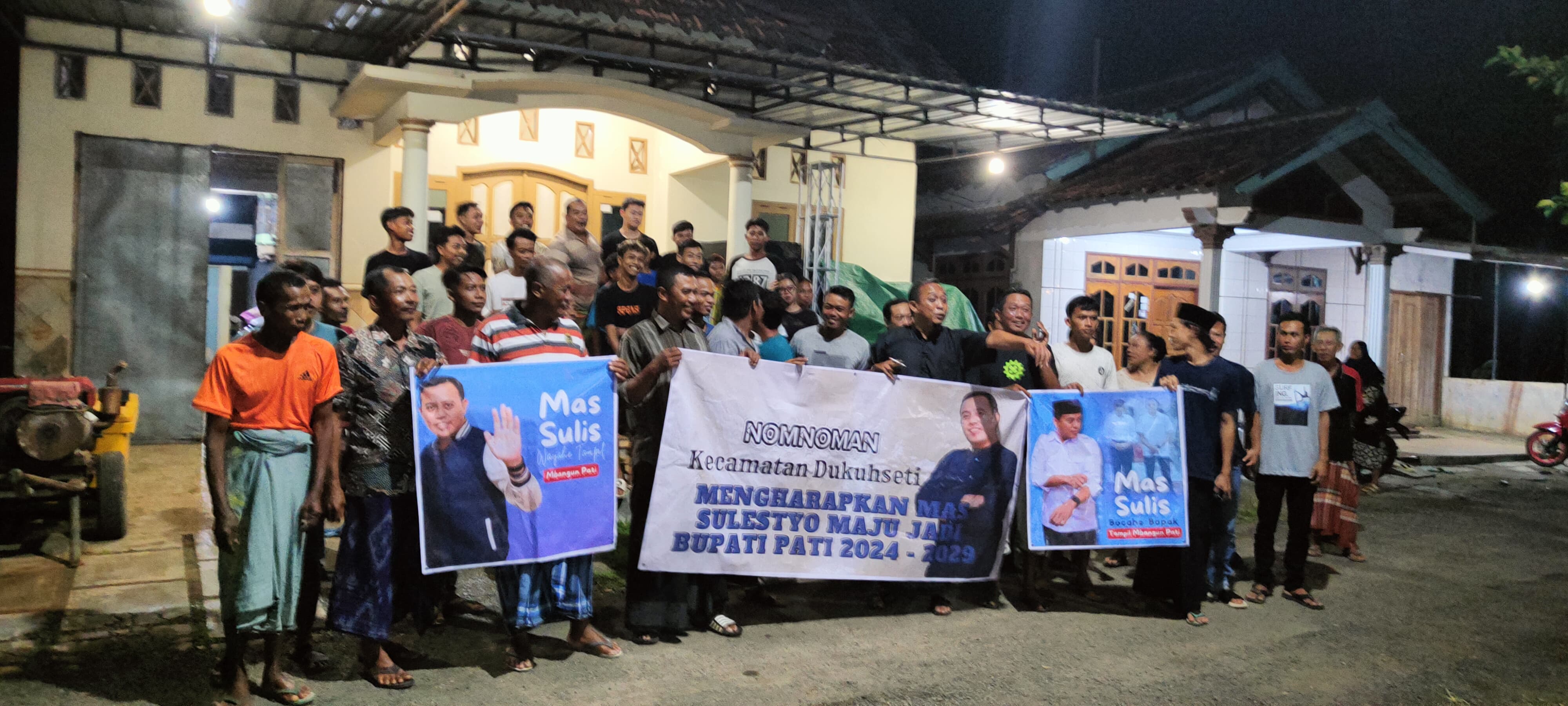 DIDUKUNG: Masyarakat berkumpul mendukung staf presiden maju bupati Pati di salah satu rumah warga Dukuhseti tadi malam.