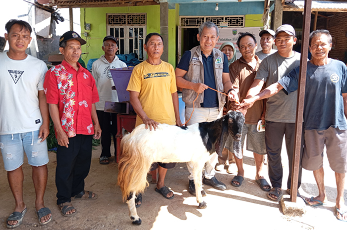 Wakil Ketua DPRD sekaligus&nbsp;Sekretaris PDI Perjuangan Jepara&nbsp;Junarso (baju rompi) secara simbolis menyerahkan seekor kambing kepada Kube Pulerejo.