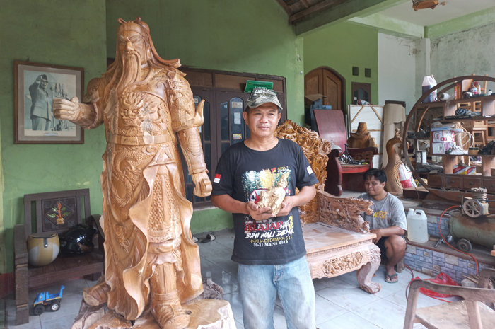 MINIM REGENERASI: Perajin di sentra kerajinan patung di Desa Mulyoharjo menunjukkan hasil pahatan patung berukuran kecil hingga berukuran besar.