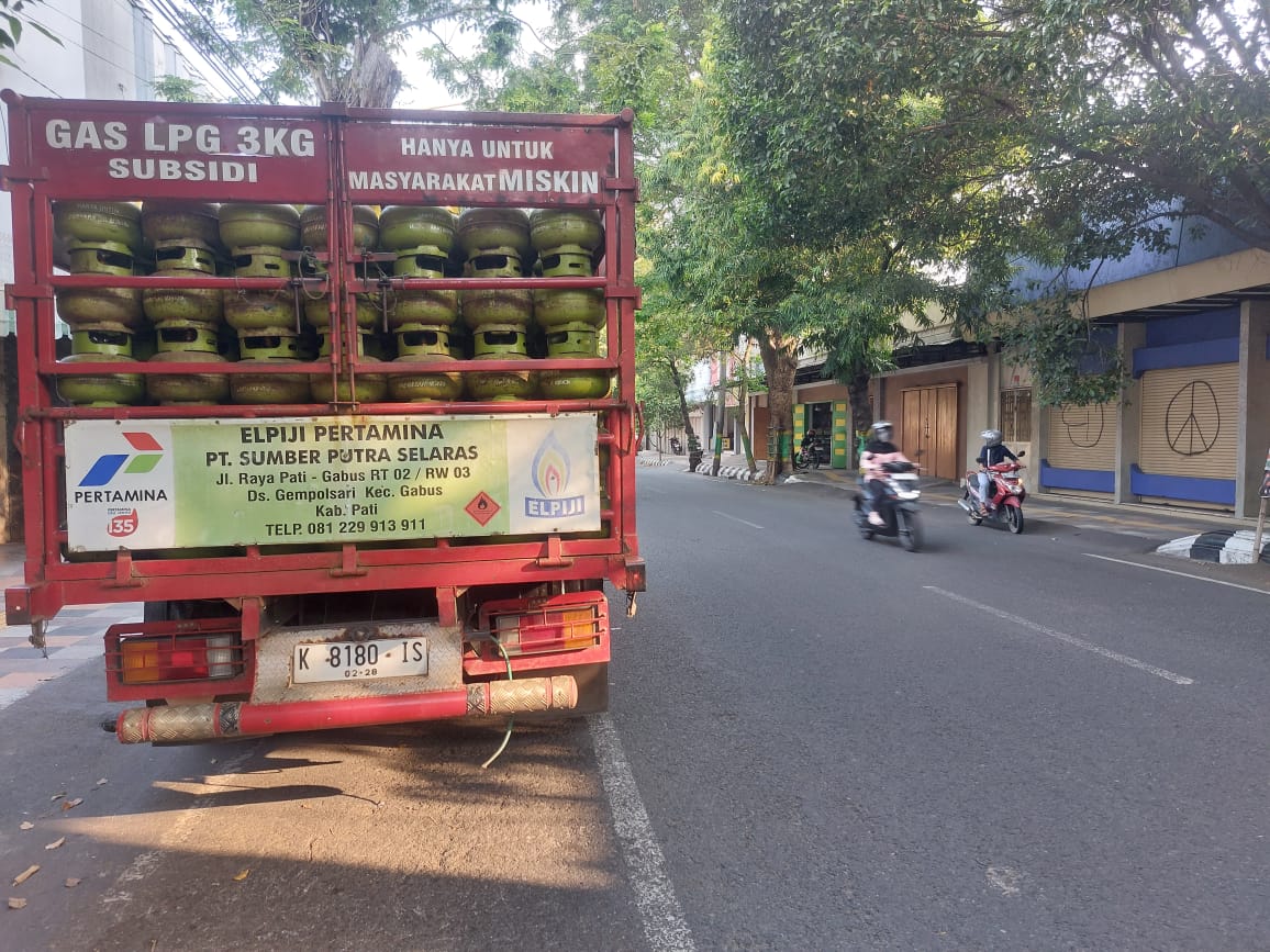 DISUPLAI: Truk pangkalan gas LPG parkir di wilayah Pati Kota kemarin sore. Foto: ANDRE FAIDHIL FALAH/RADAR KUDUS