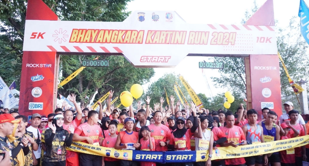 SEMARAK: Bhayangkara Kartini Run 2024 yang digelar di objek wisata Pantai Kartini, Jepara, Jawa Tengah, berlangsung dengan semarak dan penuh semangat, Minggu (14/7/2024).